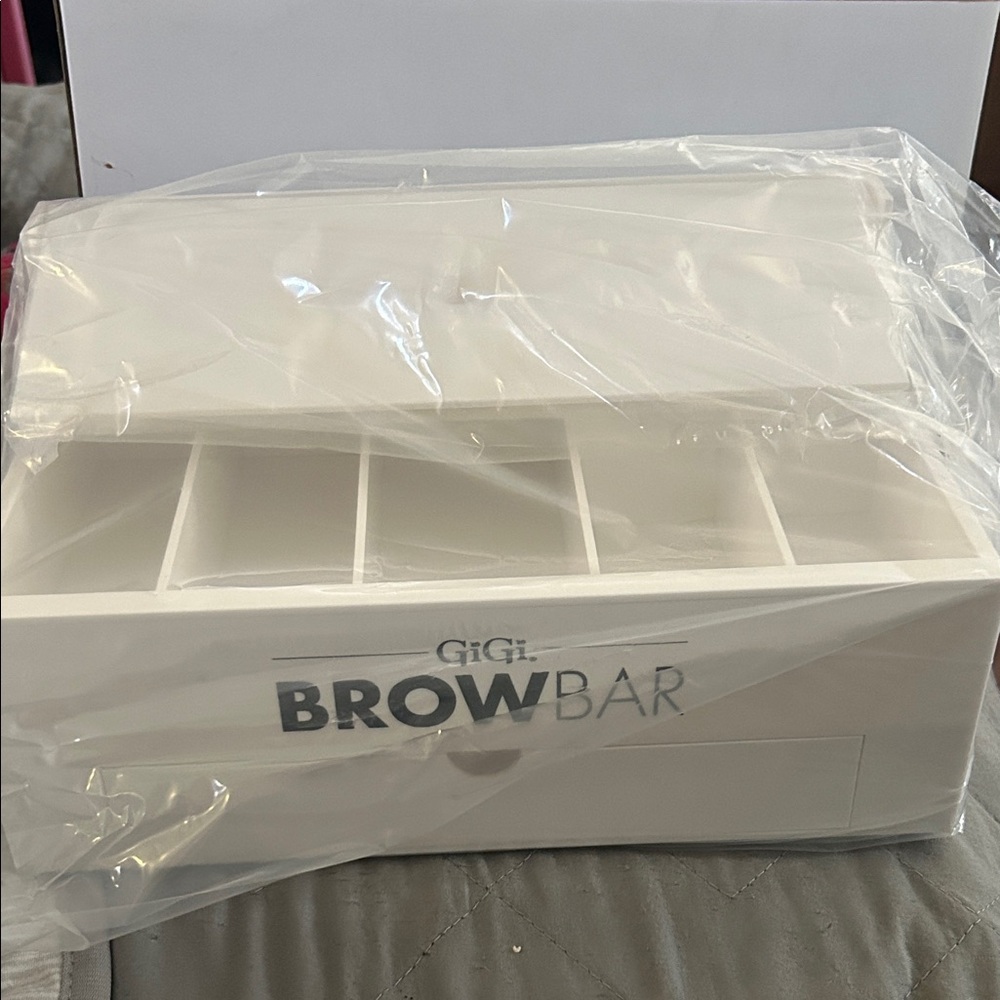 GiGi Brow Bar White Organizer